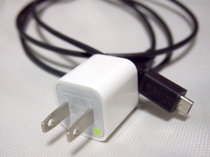 AC アダプタと Micro USB ケーブル